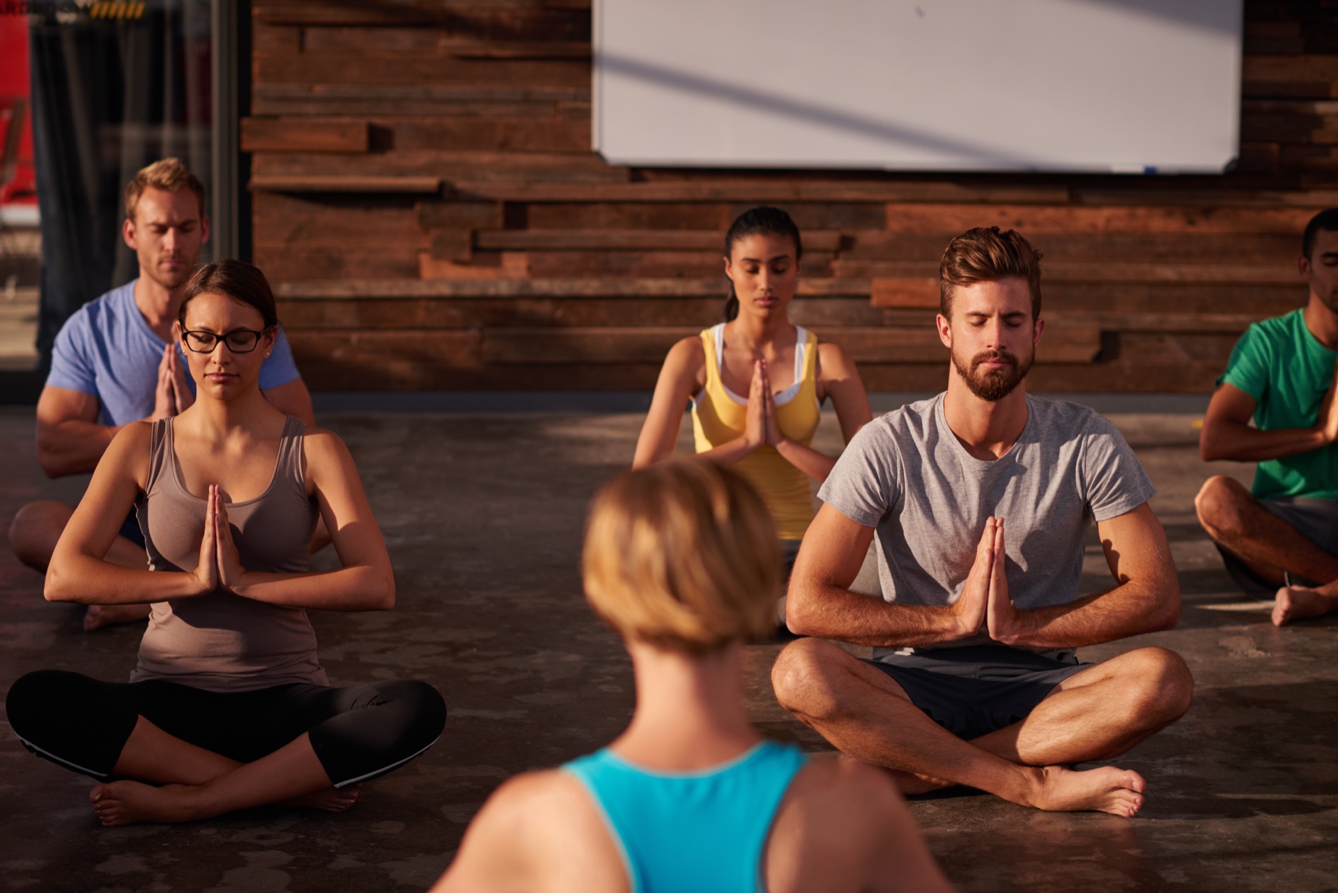 Personas meditando juntas